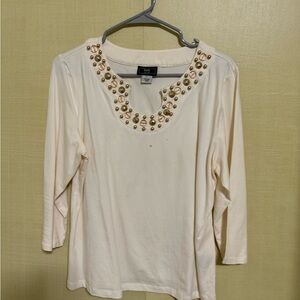 Cute white top with design on collar